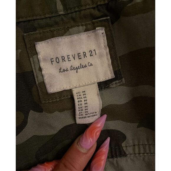 Forever 21 Womans Camo Lightweight Jacket Shirt Size Medium Long Sleeve Front Si - Picture 2 of 4